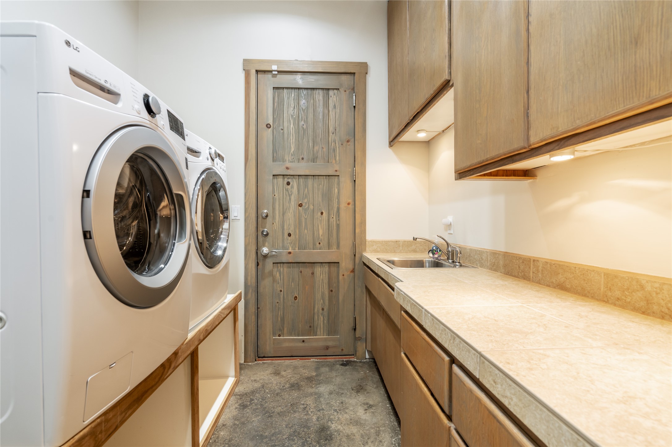 15 Rancho Mañana Santa Fe, NM 87506 - Photo 16 of 27 Laundry room
