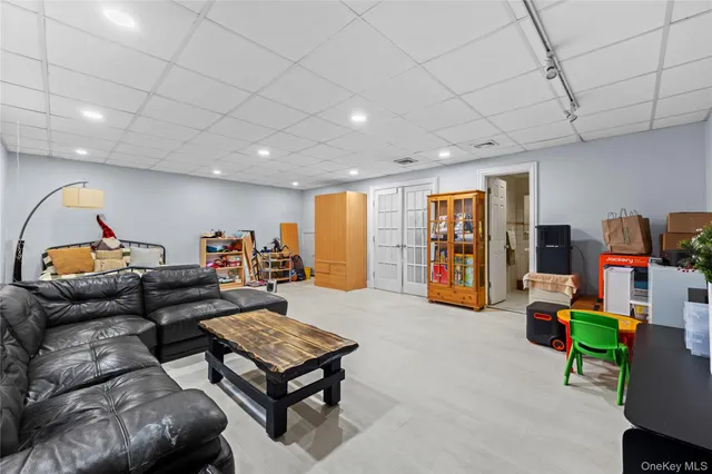 $1,150,000 | 4 John Bean Court, Port Washington, NY 11050