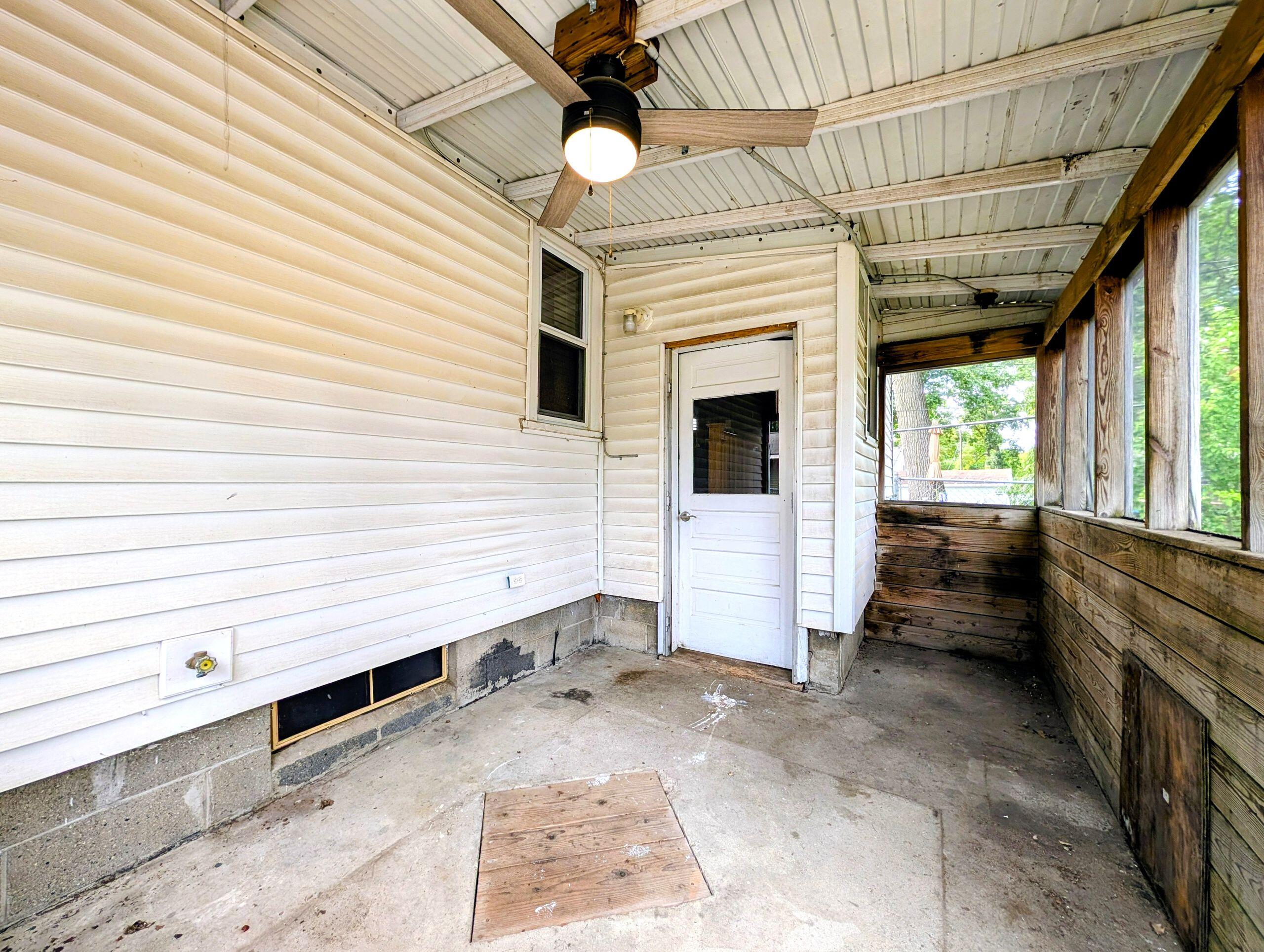 3918 Mapleleaf Road Waterford, MI 48328 - Photo 31 of 52 Screened Porch