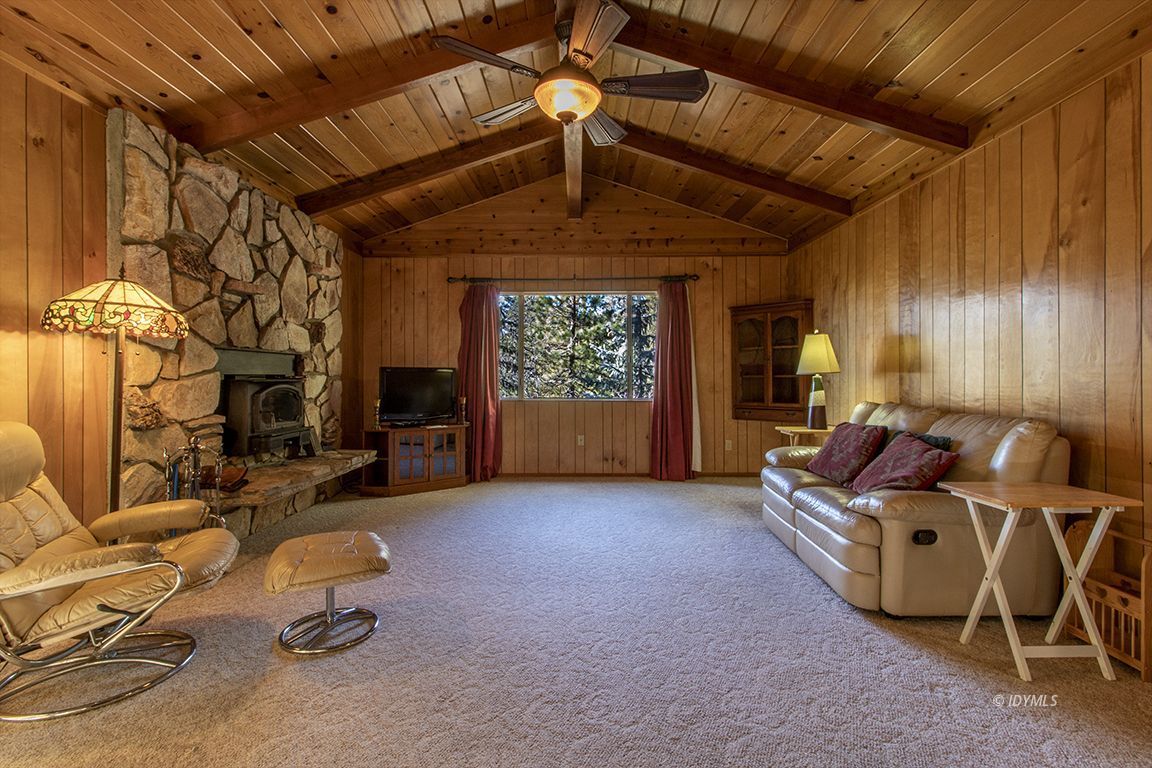 25230 Glen Road Idyllwild, CA 92549 - Photo 4 of 57 a living room with furniture gym equipment and a chandelier