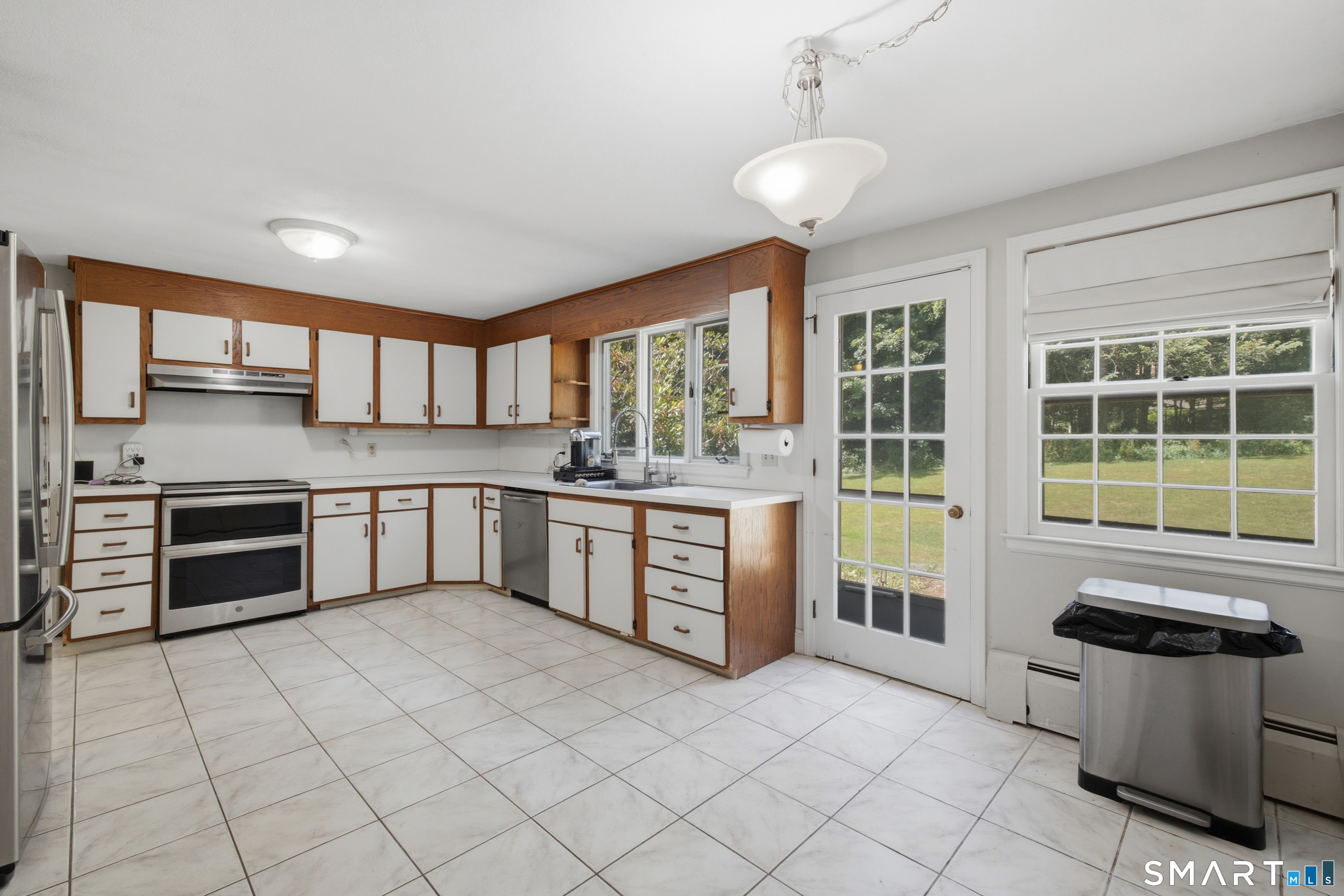 47 Westledge Road Simsbury, CT 06092 - Photo 17 of 38 Kitchen with access to the back patio. Great for hosting outdoor entertaining.