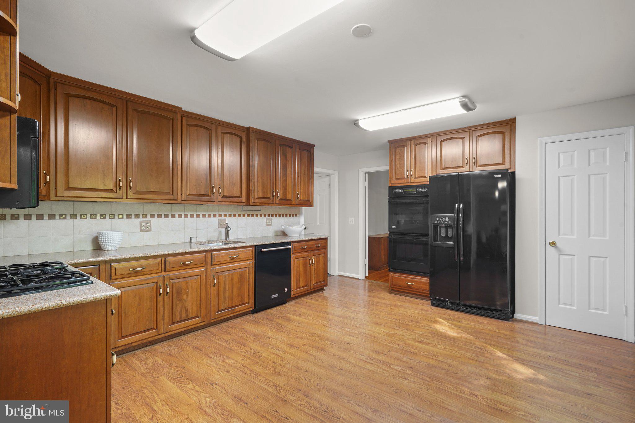 13800 Turnmore Road Silver Spring, MD 20906 - Photo 11 of 39 Kitchen