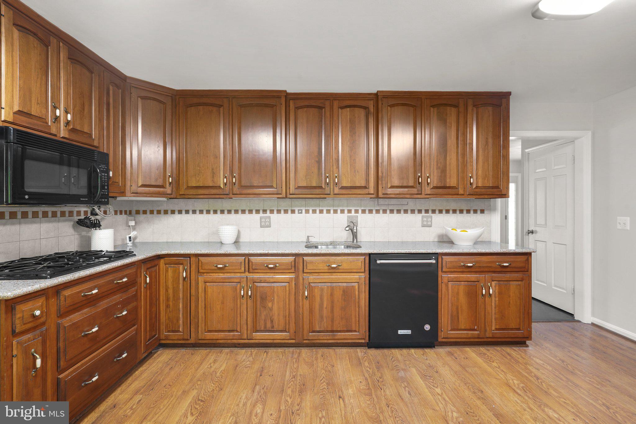 13800 Turnmore Road Silver Spring, MD 20906 - Photo 12 of 39 Kitchen