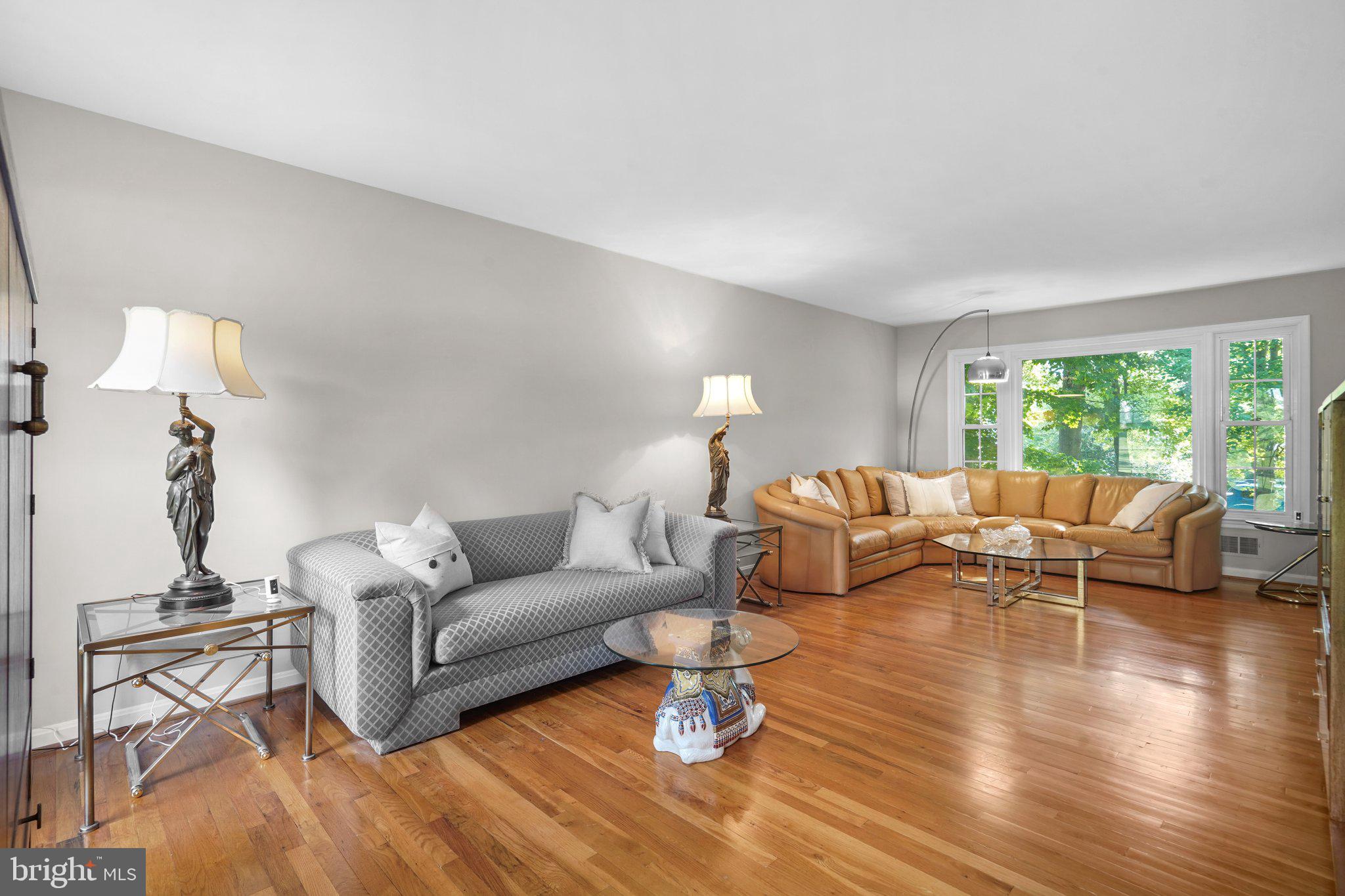 13800 Turnmore Road Silver Spring, MD 20906 - Photo 4 of 39 Expansive Living Room