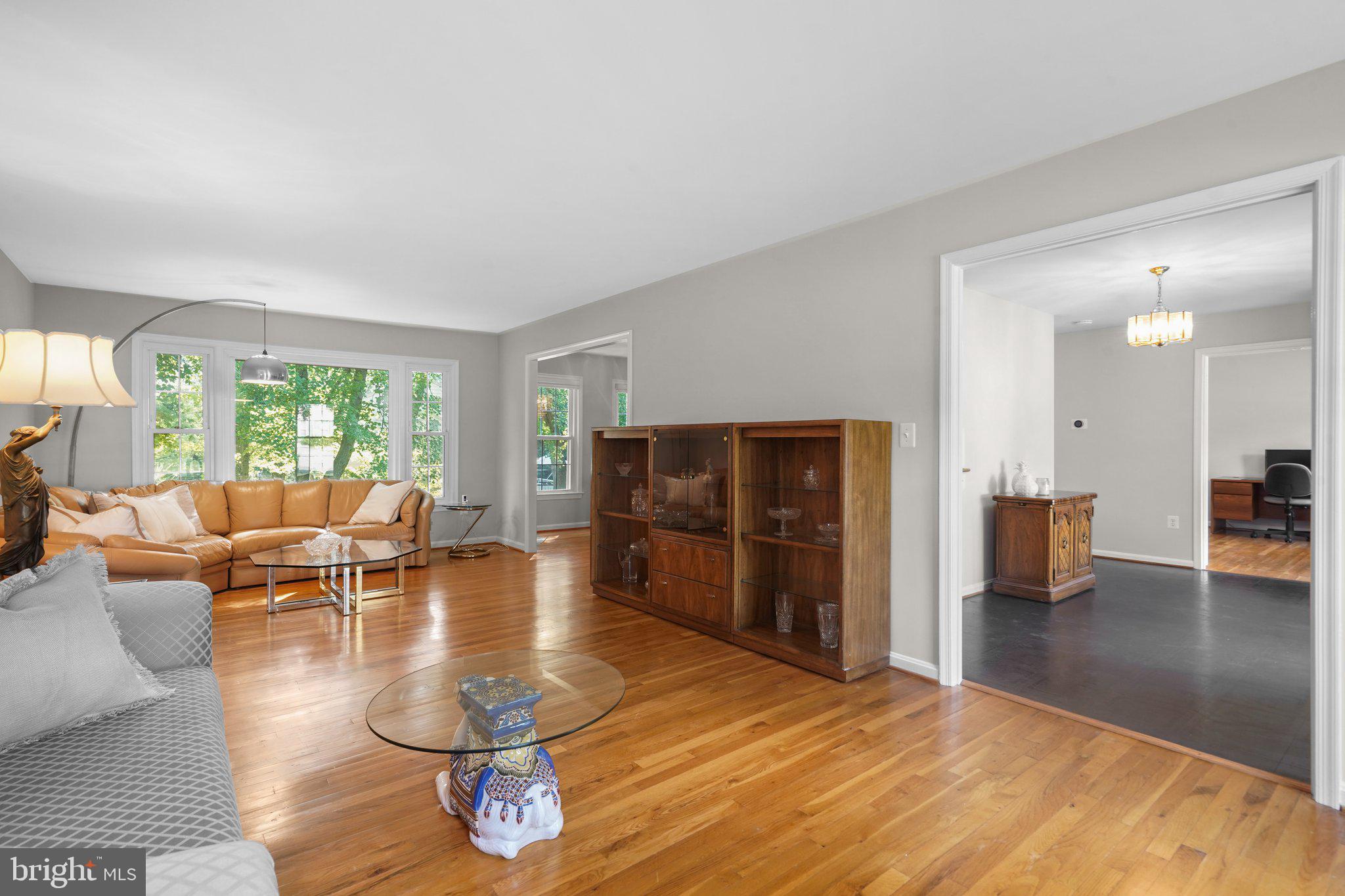 13800 Turnmore Road Silver Spring, MD 20906 - Photo 5 of 39 Expansive Living Room