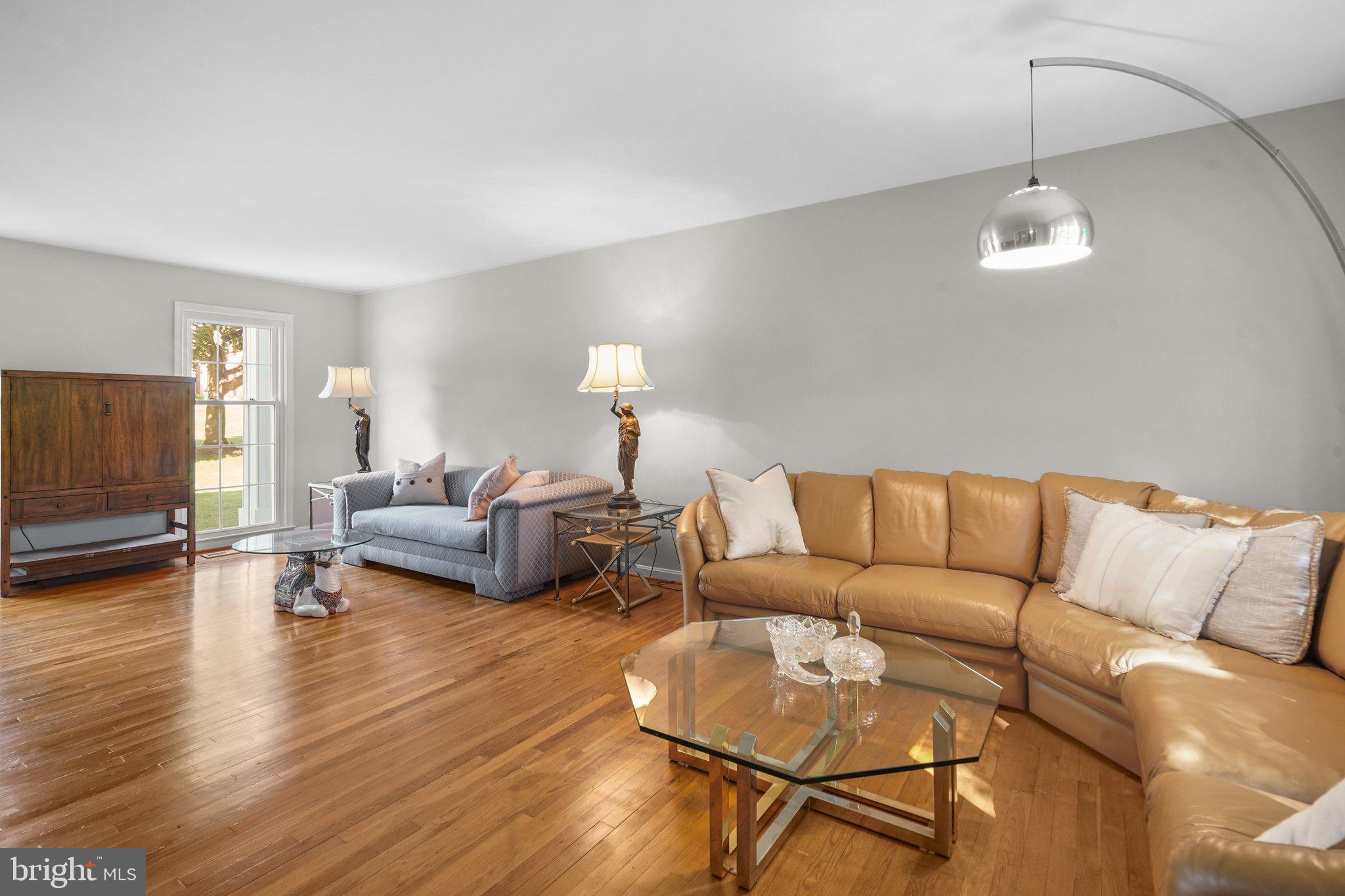 13800 Turnmore Road Silver Spring, MD 20906 - Photo 6 of 39 Expansive Living Room