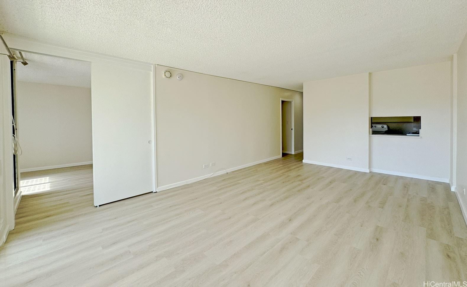 927 Prospect Street, Unit 202 Honolulu, HI 96822 - Photo 2 of 18 Entry Living Area
