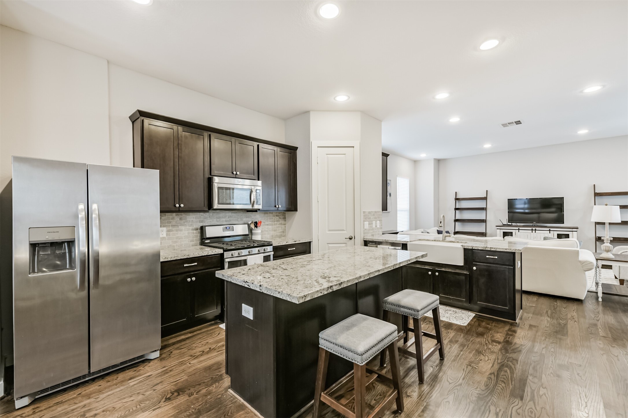 6623 Letein Street Houston, TX 77008 - Photo 18 of 37 There is a bar area off the kitchen for more casual meals.