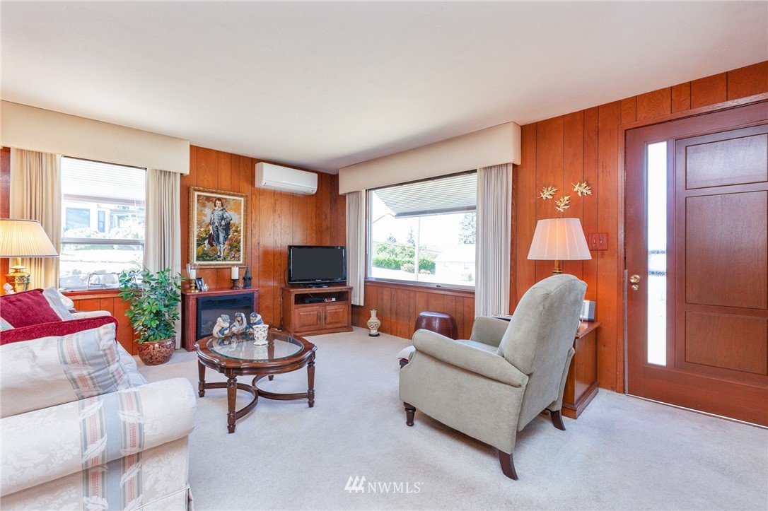 464 Bronson Way Northeast Renton, WA 98056 - Photo 2 of 25 a living room with furniture and a window