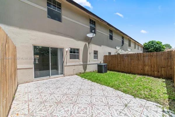 a view of a house with backyard and garden