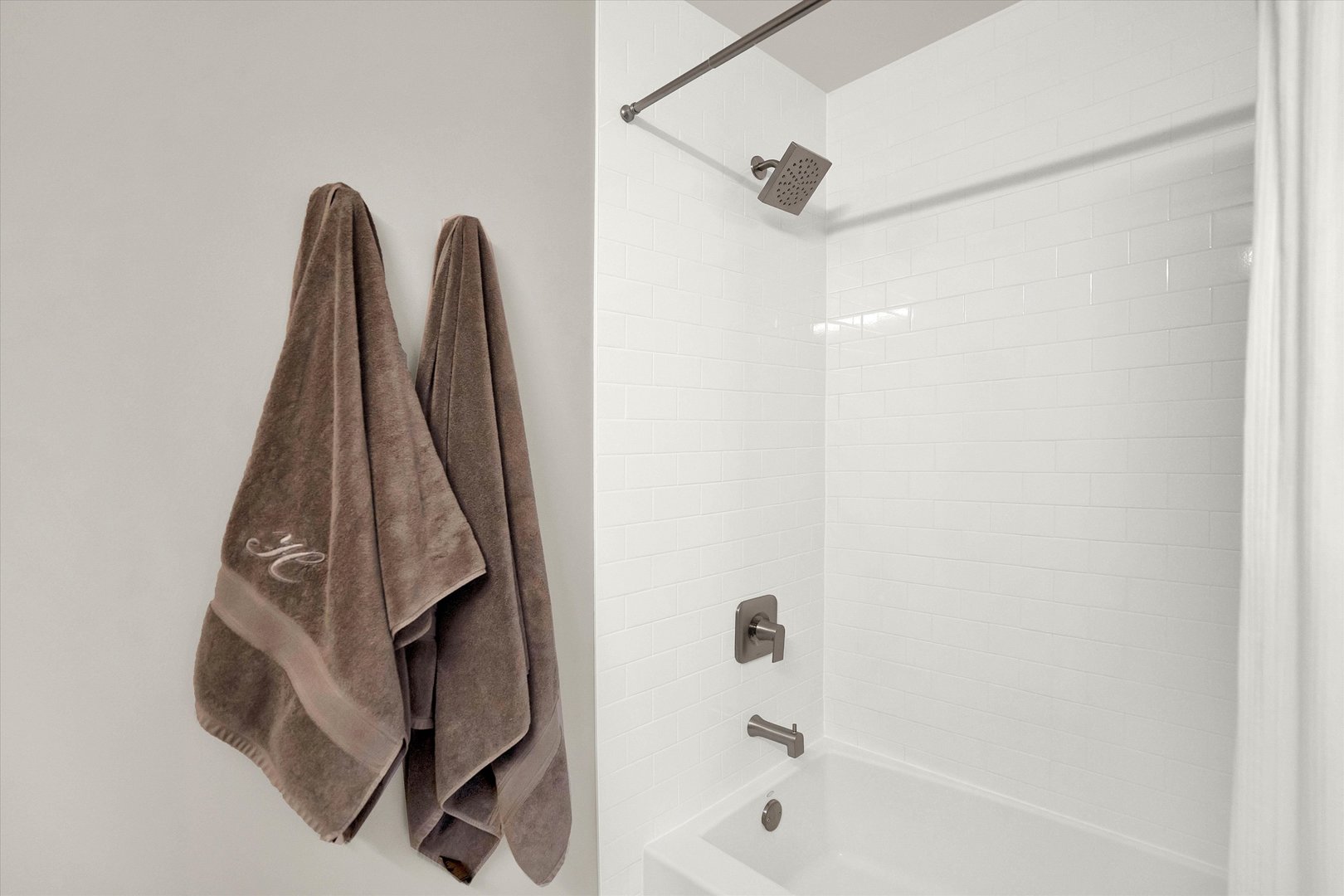 909 West Washington Boulevard, Unit 1002 Chicago, IL 60607 - Photo 14 of 15 a view of a bathtub in a bathroom