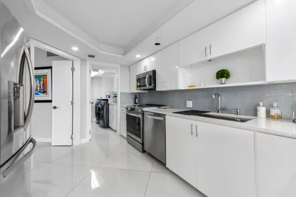 $7,500 | 1900 Consulate Place, Unit 2104, West Palm Beach, FL 33401