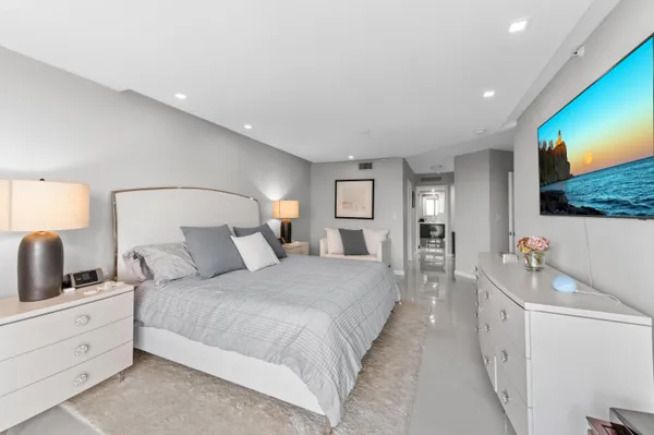 $7,500 | 1900 Consulate Place, Unit 2104, West Palm Beach, FL 33401