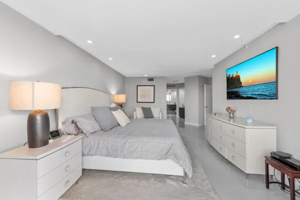 $7,500 | 1900 Consulate Place, Unit 2104, West Palm Beach, FL 33401