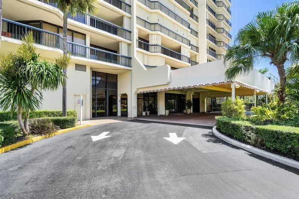 $7,500 | 1900 Consulate Place, Unit 2104, West Palm Beach, FL 33401