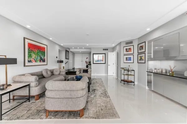 $7,500 | 1900 Consulate Place, Unit 2104, West Palm Beach, FL 33401