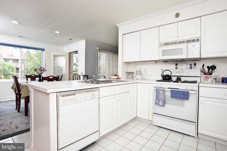404 Kilree Road, Unit 201 Lutherville-Timonium, MD 21093 - Photo 3 of 16 Kitchen/Dining Room