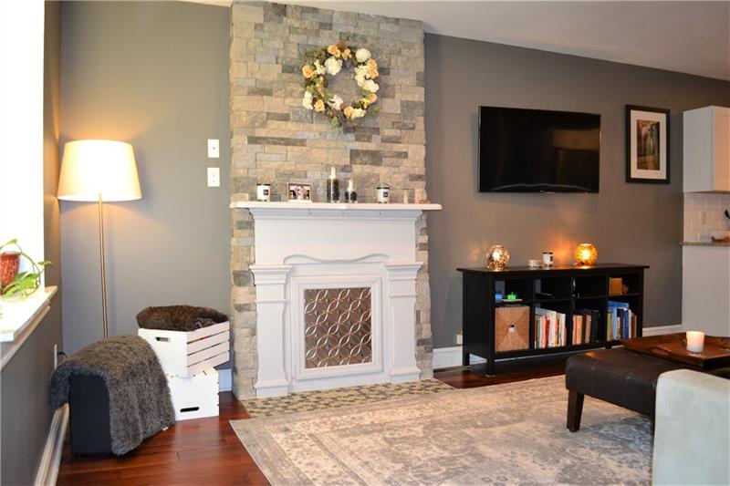 342 Service Way Pittsburgh, PA 15201 - Photo 3 of 23 LIVING ROOM