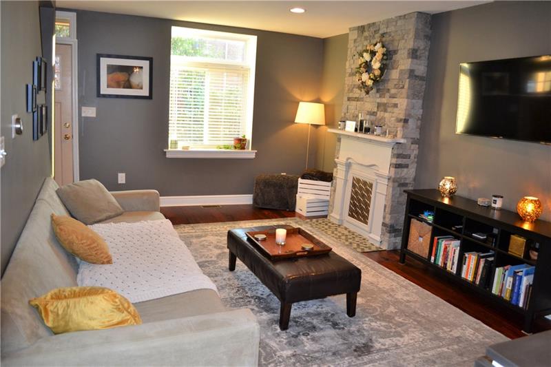 342 Service Way Pittsburgh, PA 15201 - Photo 4 of 23 LIVING ROOM