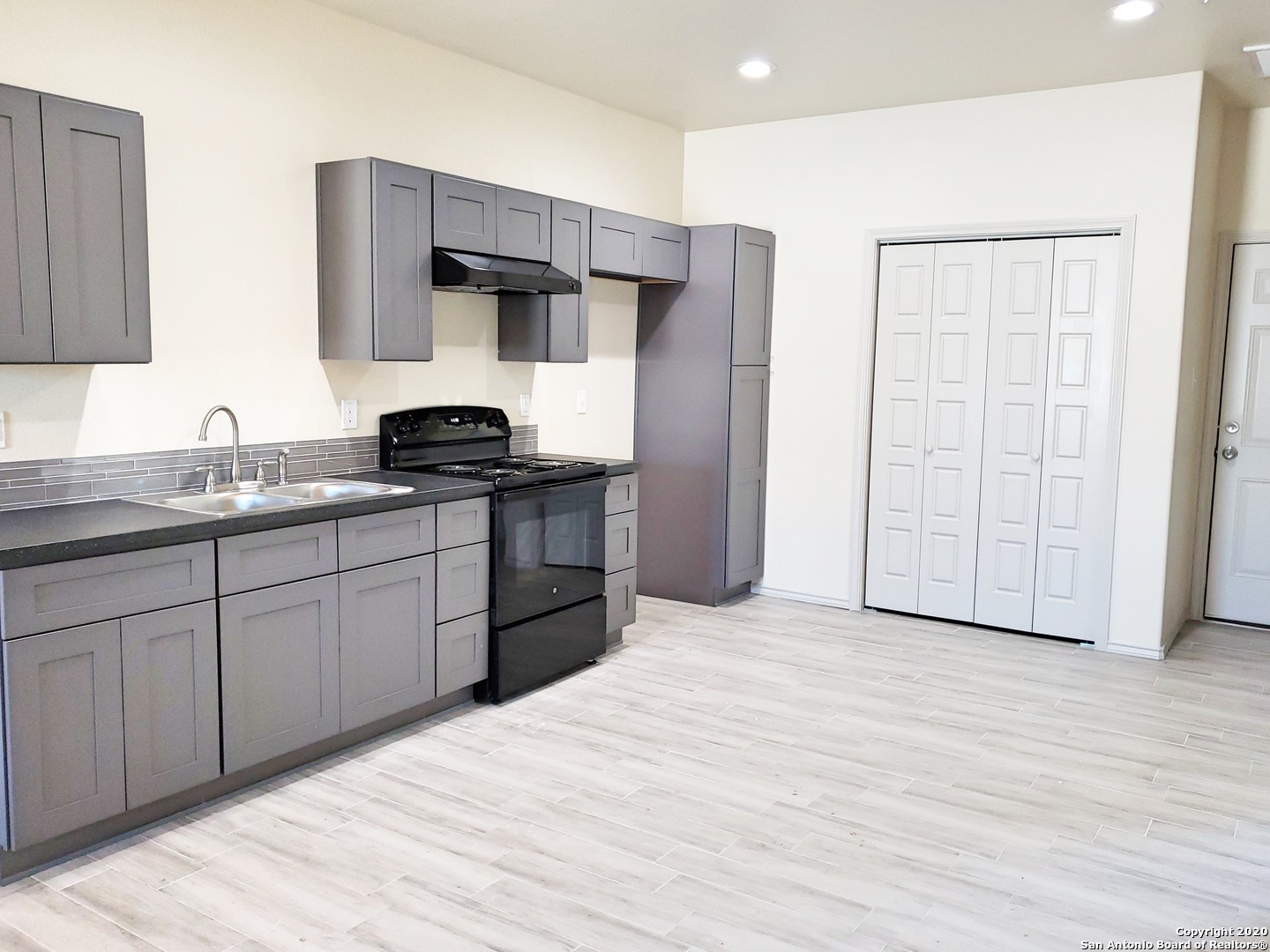 208 Crestview Lane Spring Branch, TX 78070 - Photo 3 of 8