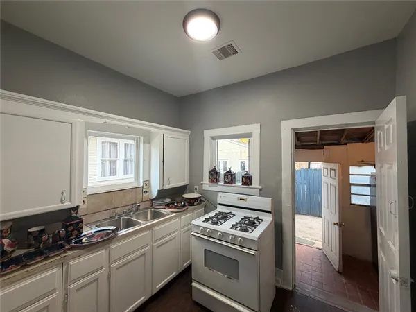 $2,950 | 1418 Yale Street, Houston, TX 77008