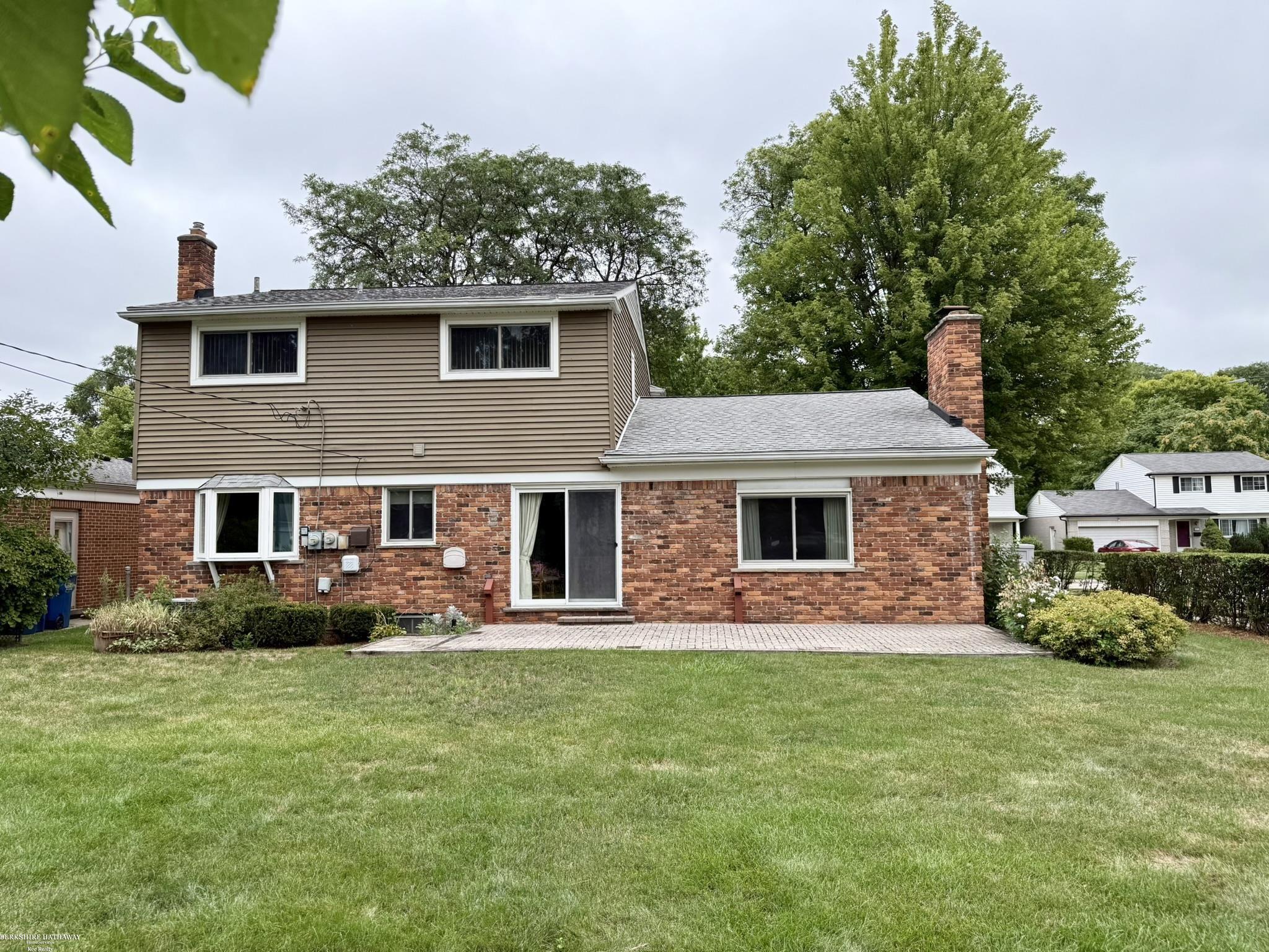 2218 Nancy Warren, MI 48092 - Photo 51 of 54 50186050-b1d8f1b7-a3fc-4a69-8c81-6ee9328b18f1.JPG