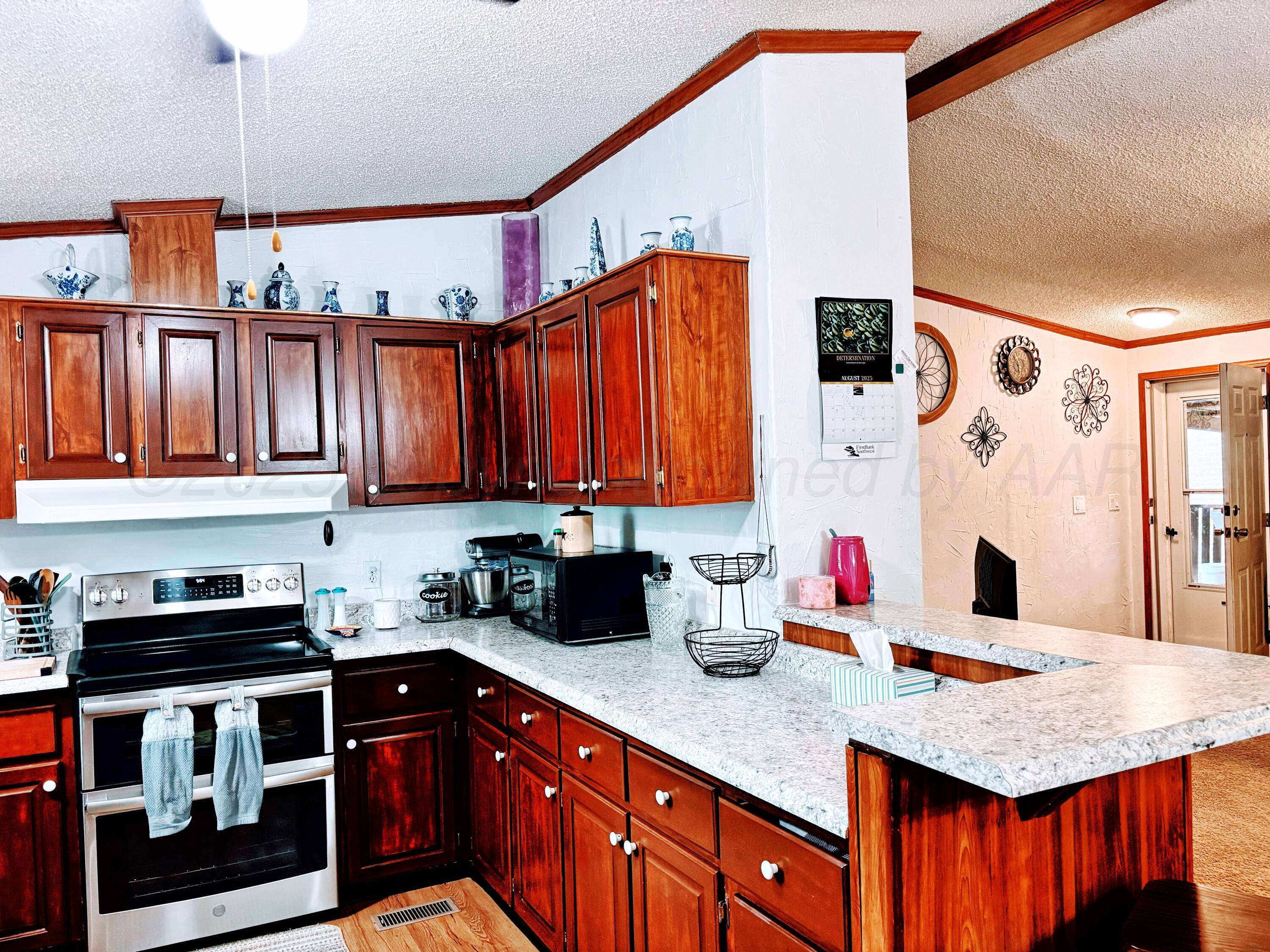 1010 South Baylor Street Perryton, TX 79070 - Photo 11 of 35 1010 S Baylor kitchen