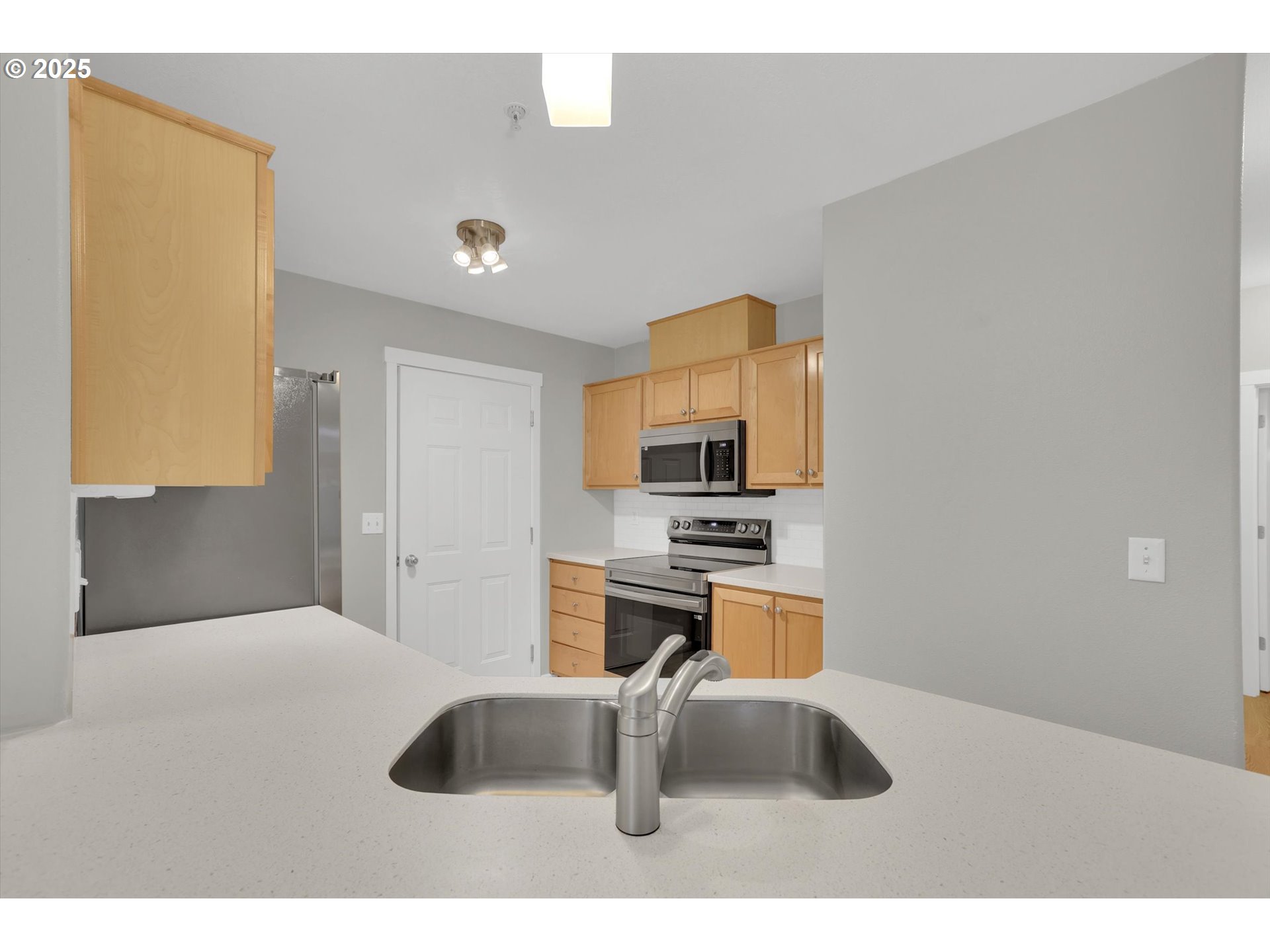 14815 Southwest Sandhill Loop, Unit 102 Beaverton, OR 97007 - Photo 7 of 21 Gallery Image 7