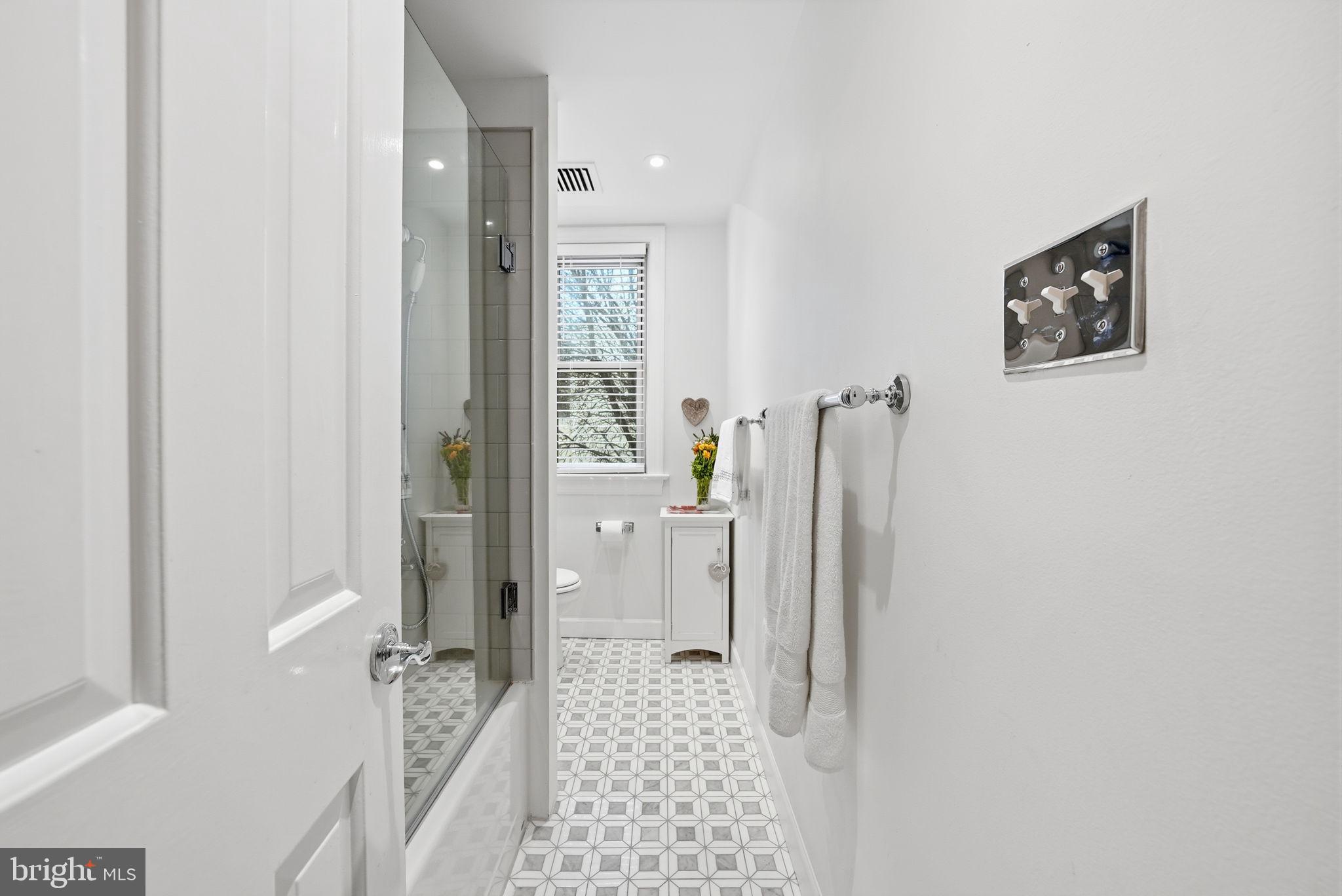 18 9th Street Northeast, Unit 307 Washington, DC 20002 - Photo 12 of 31 Bathroom