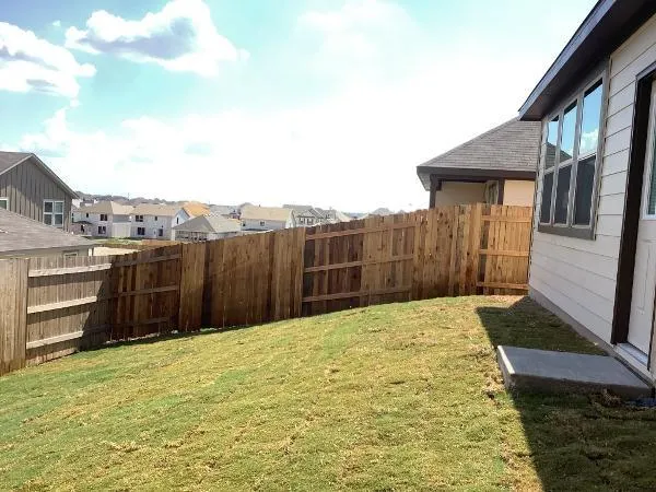 a view of a backyard