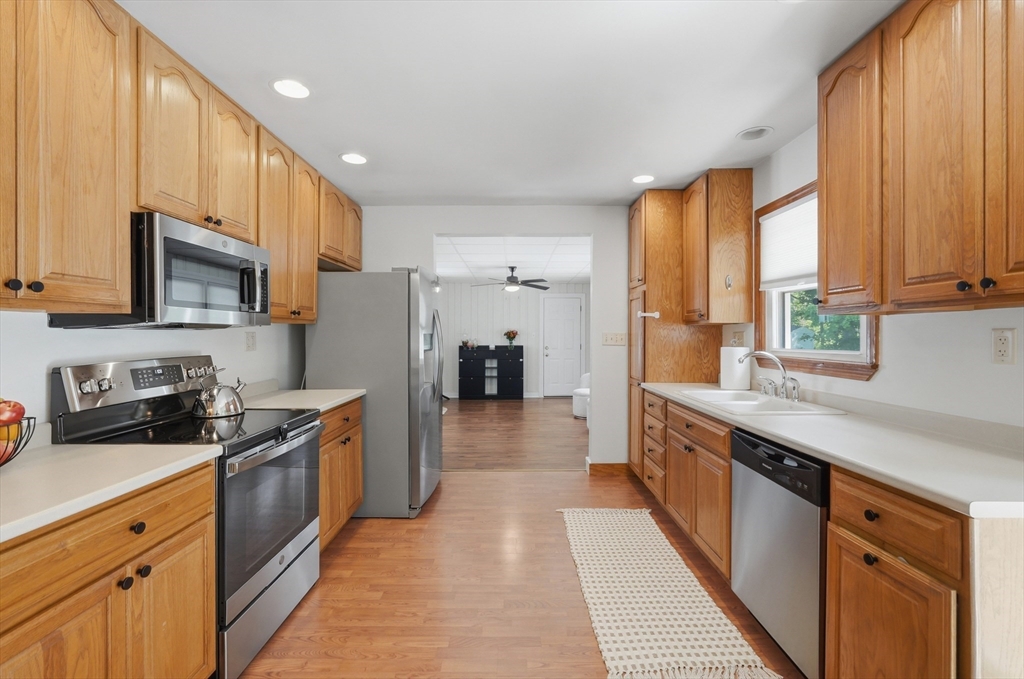 479 Massasoit Road Worcester, MA 01604 - Photo 9 of 27