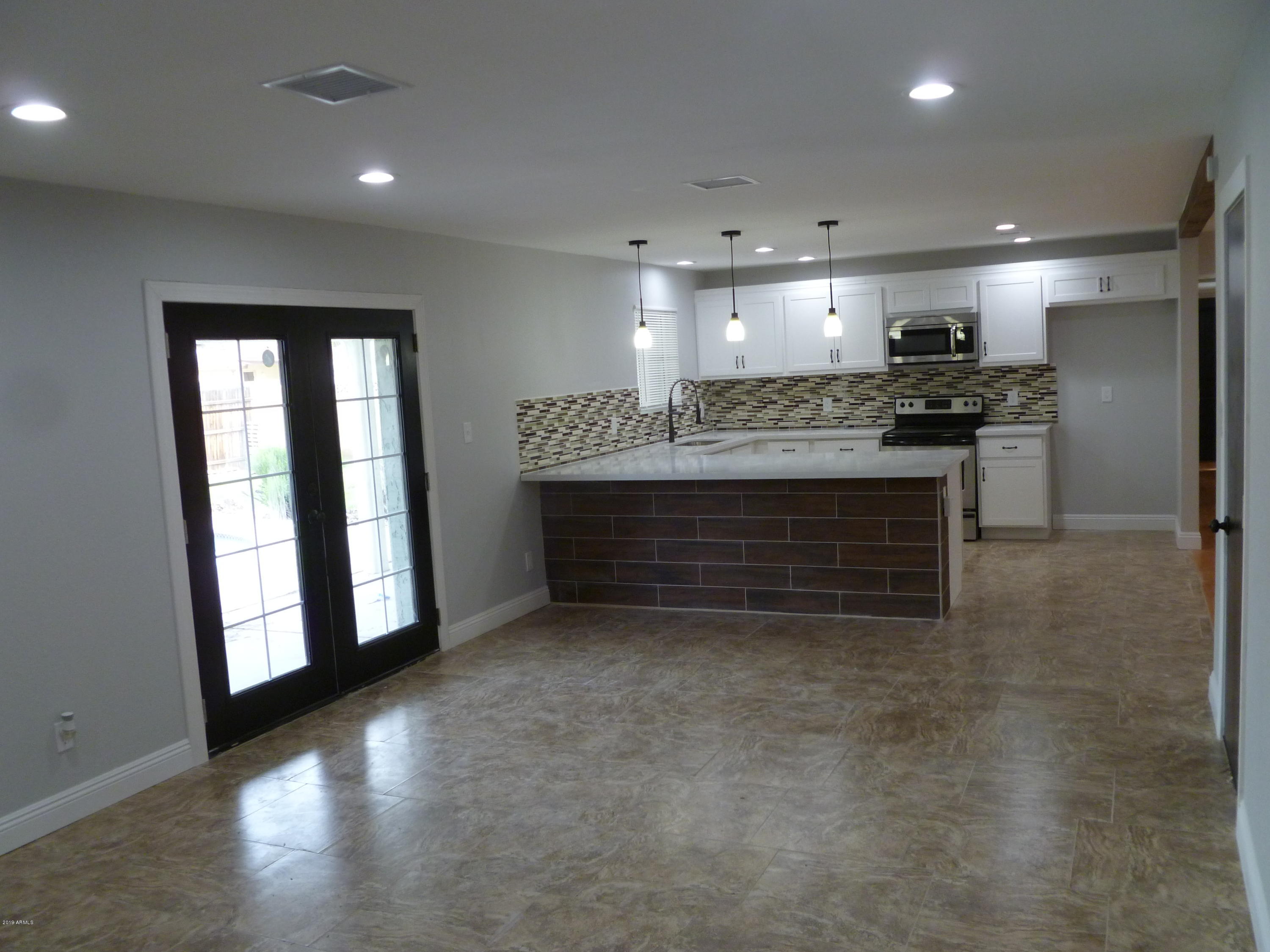 3152 West Calavar Road Phoenix, AZ 85053 - Photo 3 of 32 005