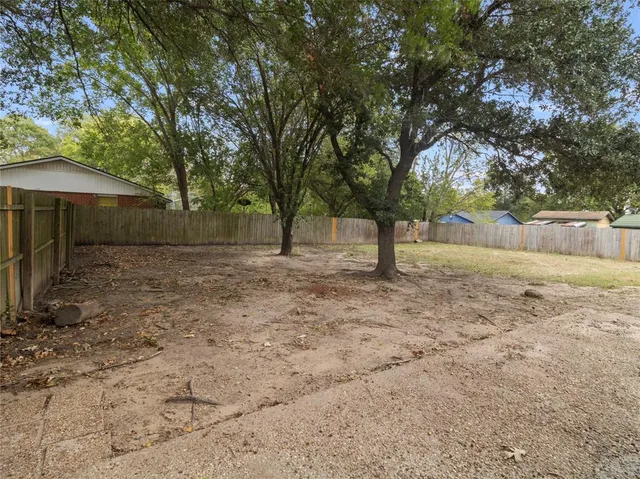 a view of a yard with a tree