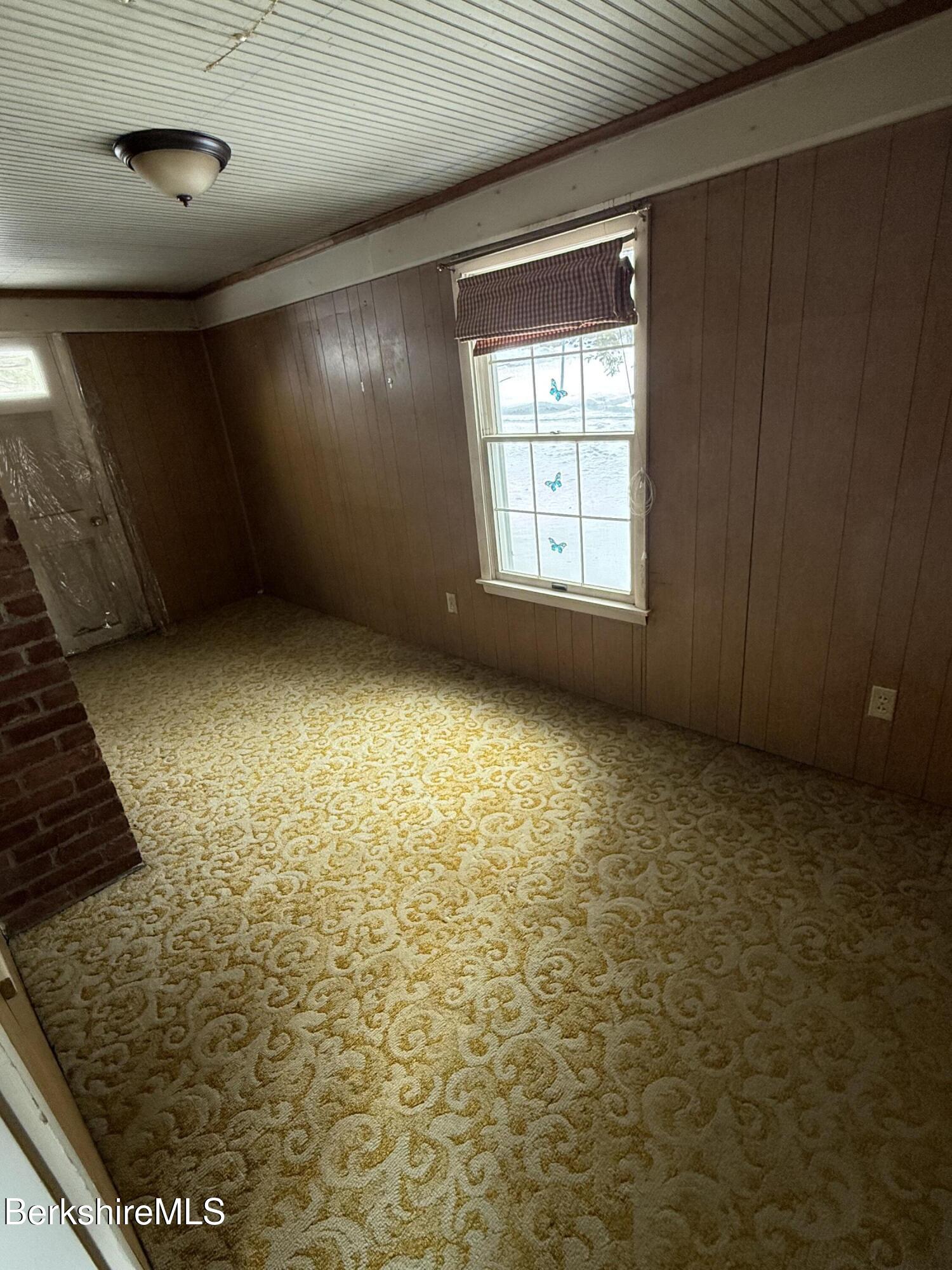 32 Jason Street Pittsfield, MA 01201 - Photo 10 of 12 Room off dining room