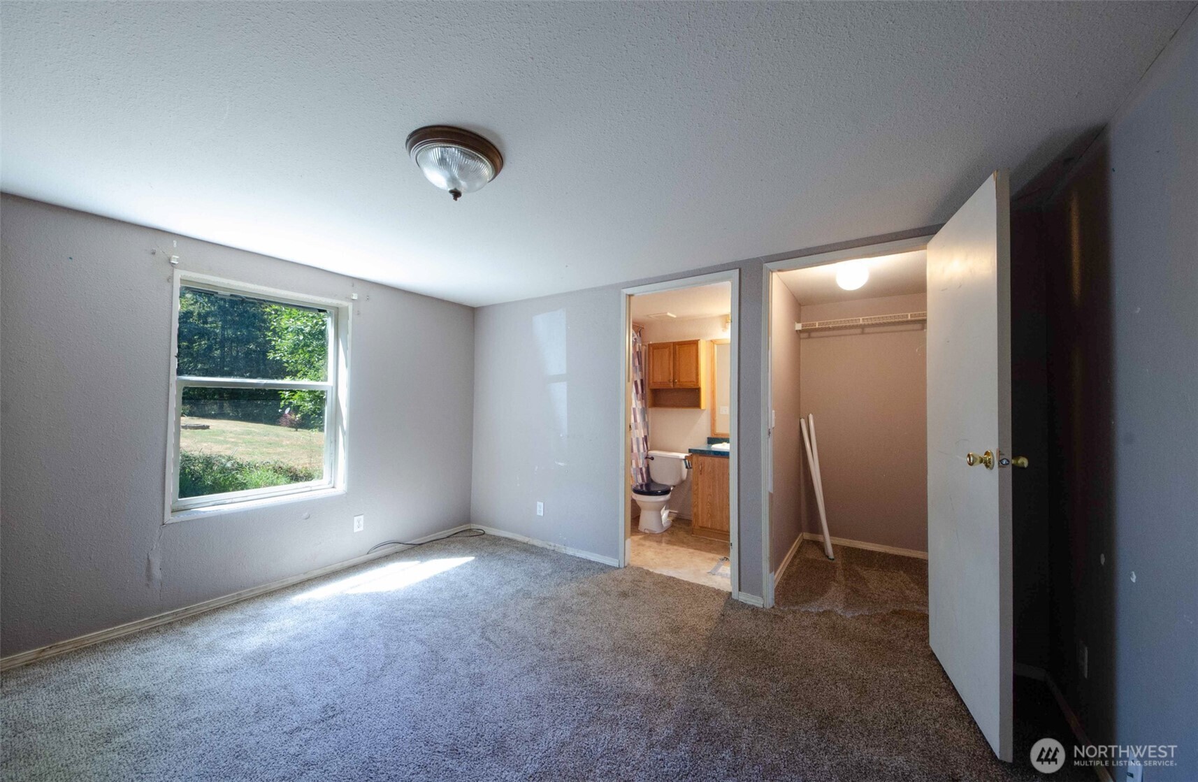 1487 Centralia Alpha Road Chehalis, WA 98532 - Photo 22 of 36 an empty room with windows and closet