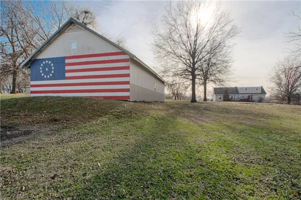 $575,000 | 16816 Landmark Loop, Holt, MO 64048