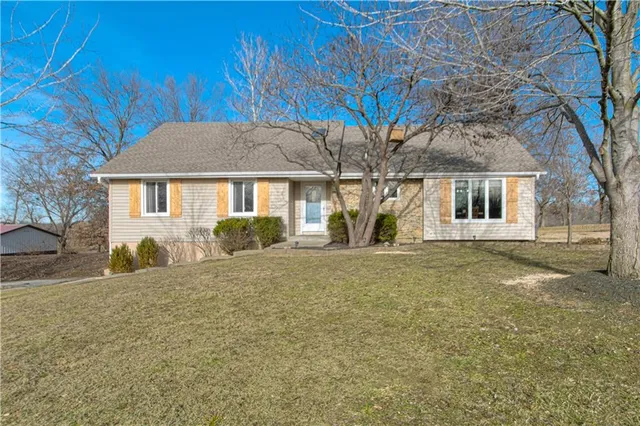 $600,000 | 16816 Landmark Loop, Holt, MO 64048