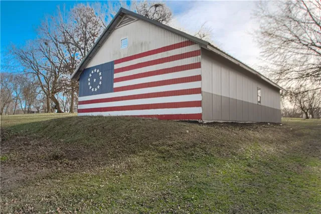 $600,000 | 16816 Landmark Loop, Holt, MO 64048