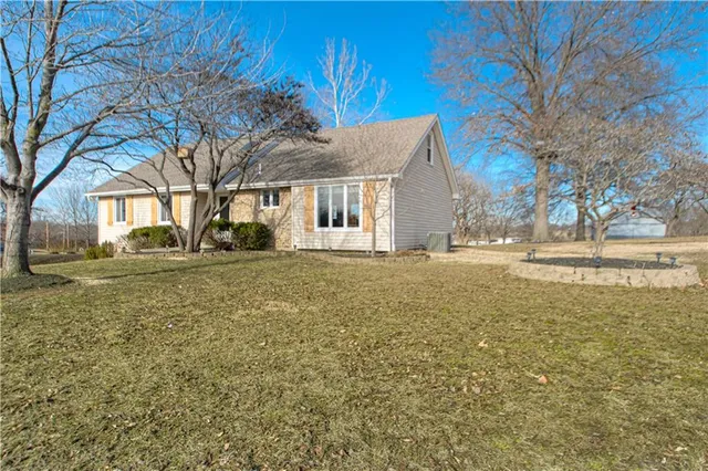 $600,000 | 16816 Landmark Loop, Holt, MO 64048