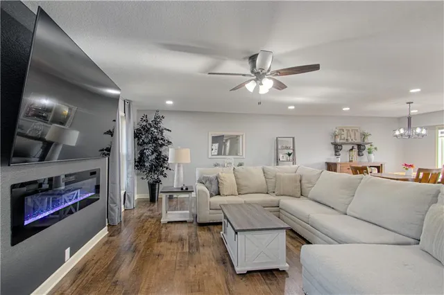 $600,000 | 16816 Landmark Loop, Holt, MO 64048