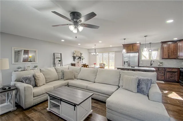 $600,000 | 16816 Landmark Loop, Holt, MO 64048