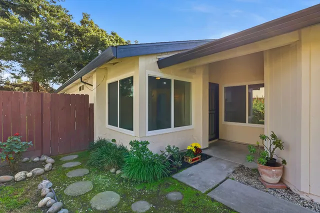 a view of a house with backyard and garden