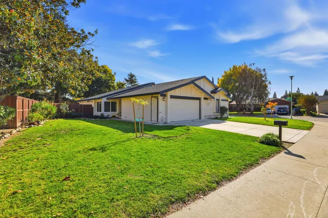 a view of an entryway of the house
