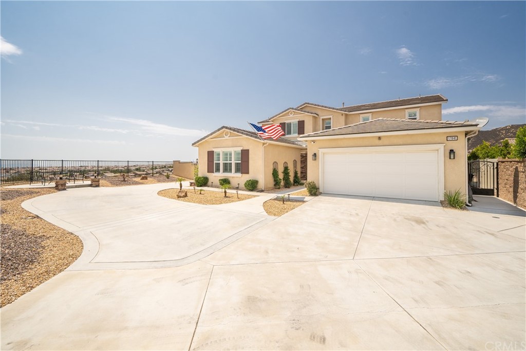 17841 Grapevine Lane San Bernardino, CA 92407 - Photo 5 of 53 a view of a house with a outdoor space