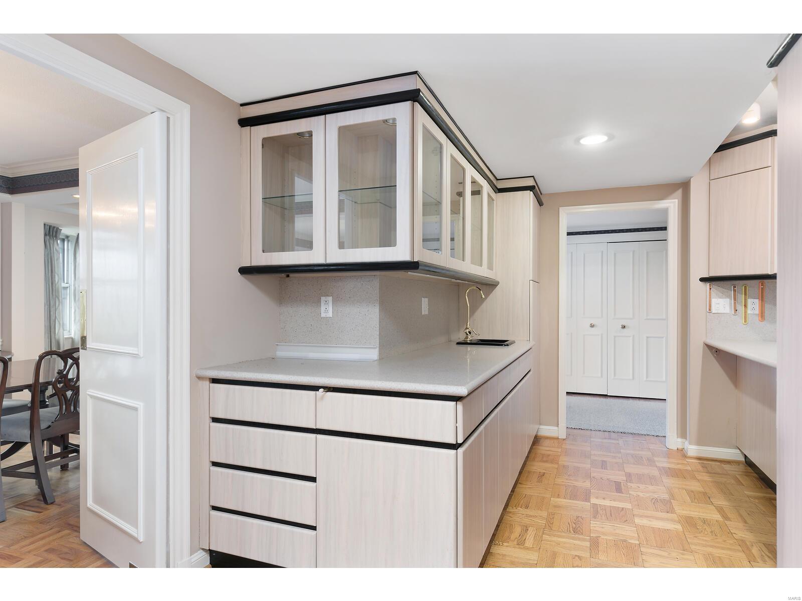 710 South Hanley Road, Unit 12D St. Louis, MO 63105 - Photo 13 of 44