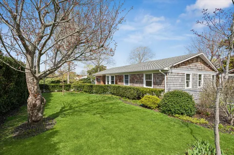 $987,500 | 5 Maryland Boulevard, Hampton Bays, NY 11946