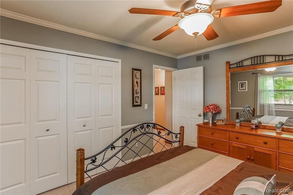 2049 Elkhorn Drive Rochester Hills, MI 48307 - Photo 24 of 34