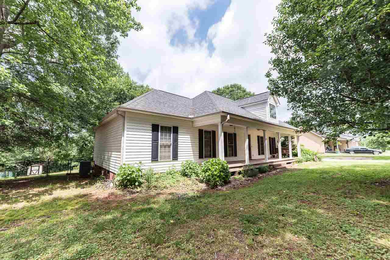 136 Thompson Road Wellford, SC 29385 - Photo 3 of 28