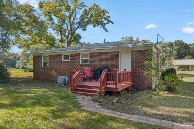 a view of a house with backyard