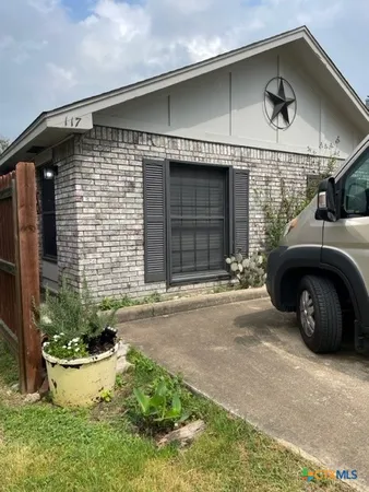$1,500 | 117 East Crockett Street, Luling, TX 78648